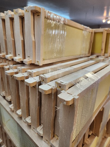 10 assembled medium frames