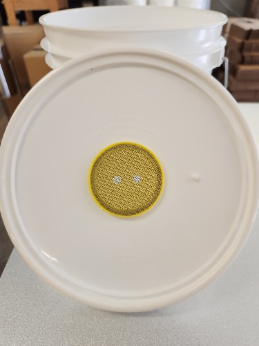 1 Gallon Pail Feeder(small)